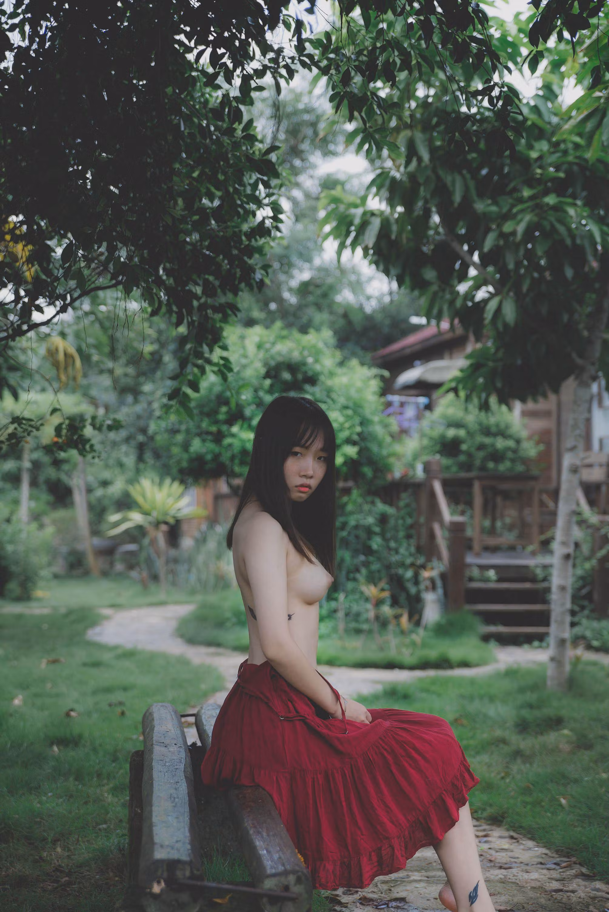 褪去比基尼与热裤后在海滩显露白嫩玉足与美腿线条